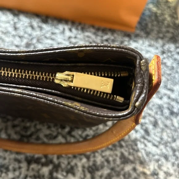 LOUIS VUITTON 
Monogram Looping MM - Picture 3 of 9